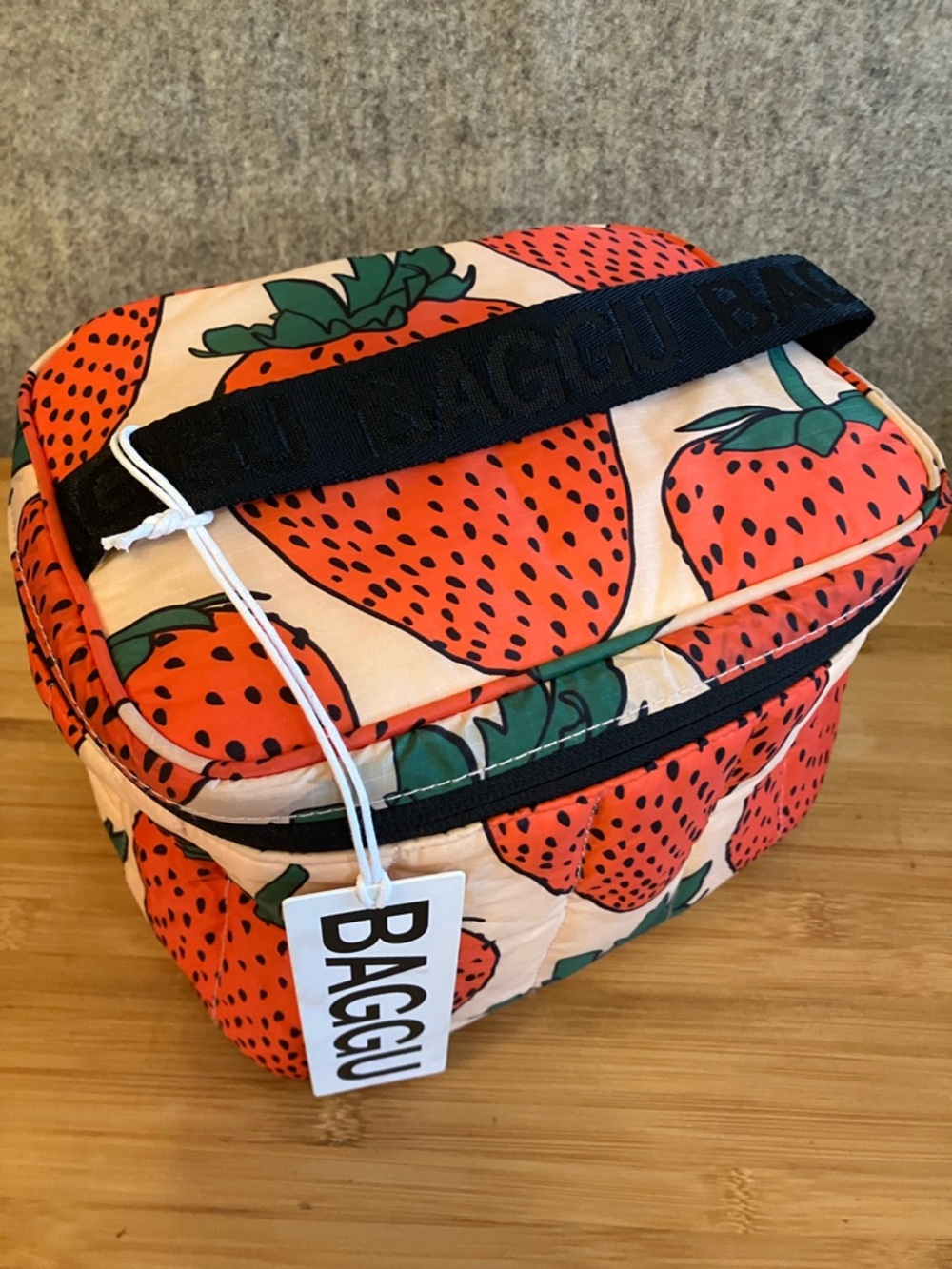 NWT - BAGGU Puffy Lunch Bag in Strawberry Print - Picture 2 of 10